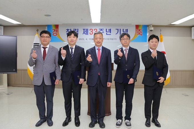 모범직원 표창 수여자들과 한전산업개발(주) 김평환 대표이사와 기념사진 촬영을 하고 있다. ⓒ 한전산업개발 홍보실 제공
