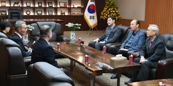 박형덕 동두천시장은 종단 대순진리회 여주본부 도장을 찾아 학교법인 대진대 이사장, 대진대 총장등 주요 관계자를 만나 지역 현안에 대해 논의하고 있다. ⓒ 동두천시 제공