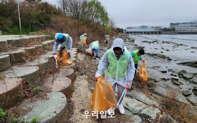 인천희망네트워크 회원들이 학익유수지에서 생태하천 보전을 위한 환경정화활동을 하고 있다.(사진=인천희망네트워크)