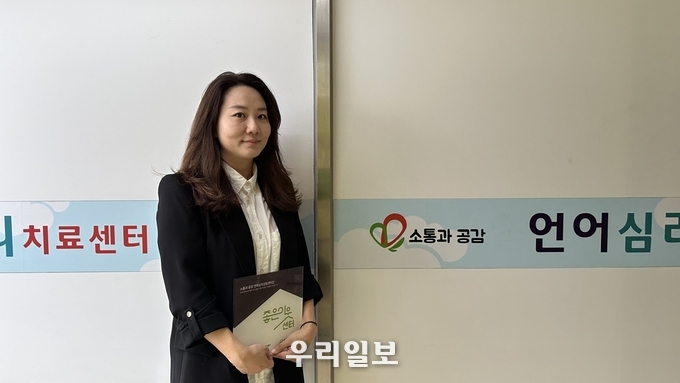 좋은이웃센터현판을 들고 있는 이경민 소통과 공감 언어심리상담센터장.(사진=굿네이버스 경기2본부)