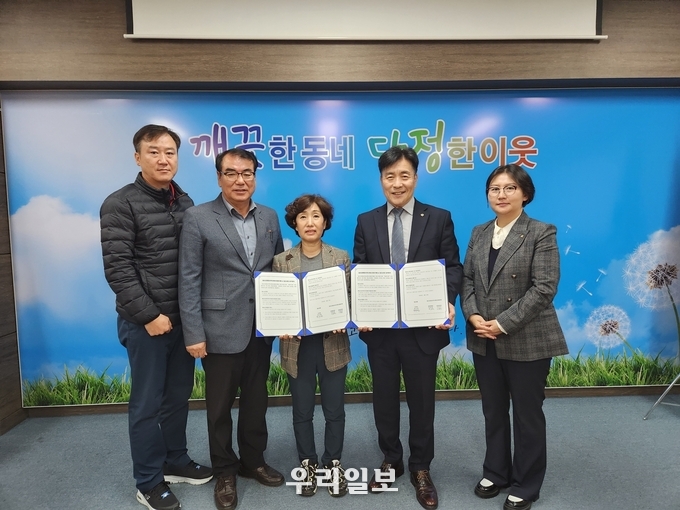 칠금신협과 칠금동지역사회보장협의체가 저소득 취약계층 생계비 지원 협약을 체결하고 기념촬영을 하고 있다.(사진=충주시청)