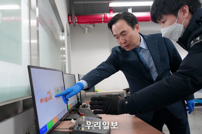김재일 인천공항본부세관장(왼쪽)이 통관감시부서를 방문해 통관 물품을 살펴보고 있다.(사진=인천공항본부세관)