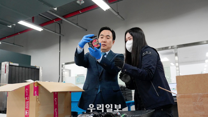 김재일 인천공항본부세관장(왼쪽)이 통관감시부서를 방문해 통관 물품을 살펴보고 있다.(사진=인천공항본부세관)