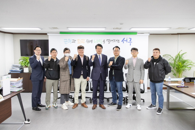 강범석 서구청장이, 청라 주민단체와 소통간담회 개최 후 기념촬영을 하고 있다. ⓒ 서구청 제공 