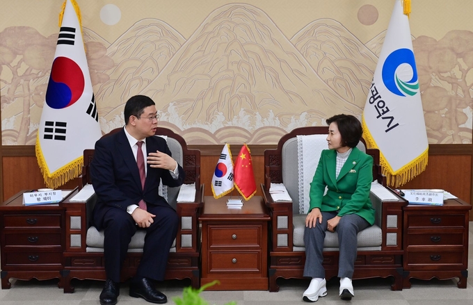 이행숙 문화복지정무부시장이 17일 시청 대접견실에서 중국 이우시 왕 웨이(王炜) 부시장을 접견하고 있다. ⓒ 인천시 제공