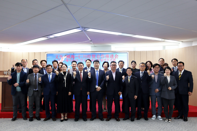 송도 웨이하이관에서 중국 이우시 왕 웨이(王炜) 부시장과 국제무역협력단 참석자들과 기념촬영을 하고 있다 ⓒ 우리일보 db