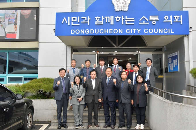 동두천시의회가 4월18일 의원휴게실에서 기독교연합회와의 정담회 후 기념촬영을 하고 있다. ⓒ 동두천시의회 제공