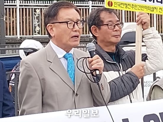 이날 허상수 ‘재경4.3희생자유족회’ 공동대표(왼쪽)이 마이크를 들고 과거사정리위원 임명에 관한 입장을 표명하고 있다.