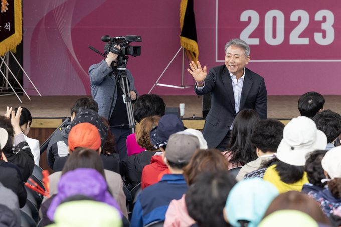 윤환구청장이 '2023 자원봉사 한마음대회'참여해 구민들과 함께 하고 있다. ⓒ 계양구청 제공