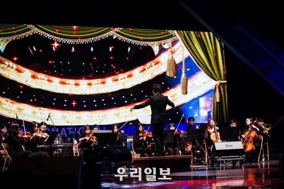 EG뮤지컬 오케스트라가 연주를 하고 있다.