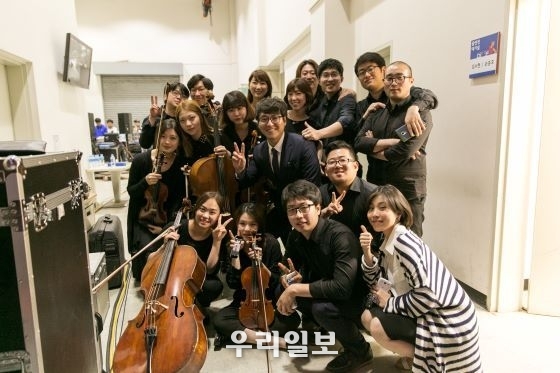 EG뮤지컬 오케스트라 단원들이 공연을 마치고 기념촬영을 하고 있다.