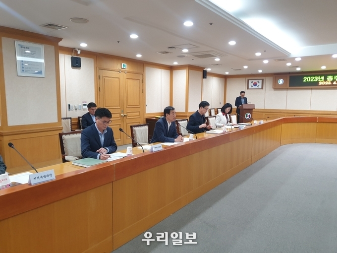 충주시가 시청 중앙탑회의실에서 명예연구원 간담회를 진행하고 있다.(사진=충주시청)