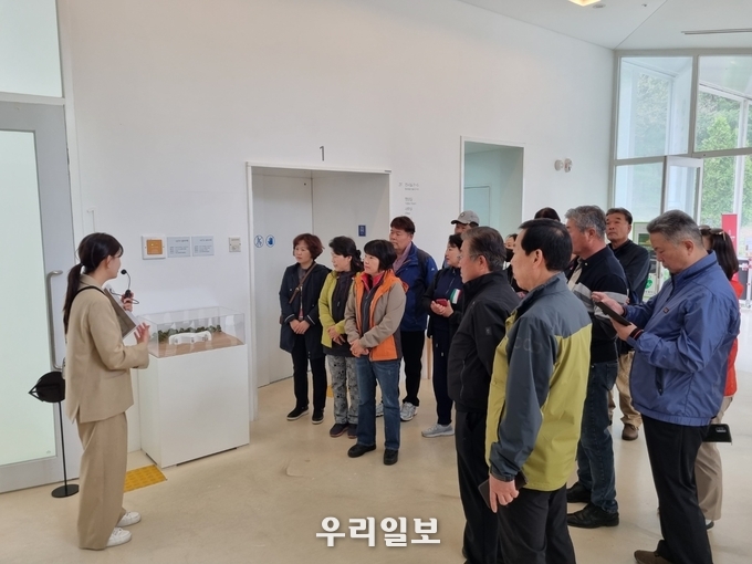 충주시 수안보면 주민자치위원회가 화가 장욱진을 추억하고자 장욱진미술관을 방문했다.(사진=충주시청)