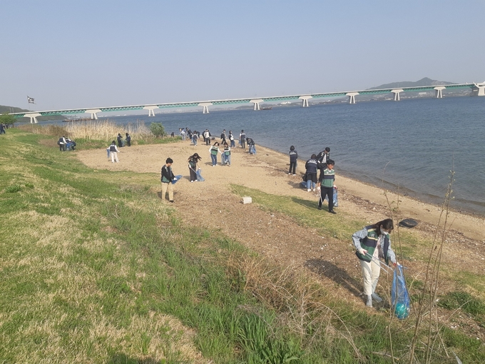 평택시 공무원_들이 지구의 날 맞이 친환경 실천교육 실시하고 있다. ⓒ 평택시 제공