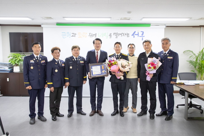 강범석 서구청장이, 14일 중봉지하차도 화재 진압한 강건묵 소방교 표창 수여후 관계자들과 기념촬영을 하고 있다. ⓒ 서구청 제공