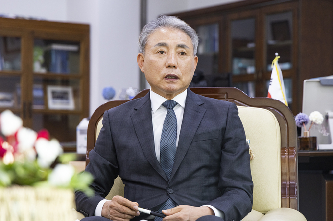 윤환 계양구청장이 '2023 안전정책에 대한 인터뷰를 진행하고 잇다. ⓒ 계양구청 제공