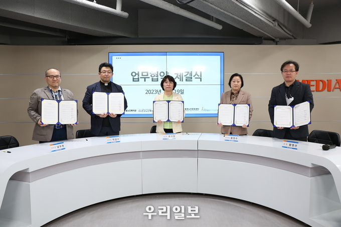 미추홀노인복지관이 디지털 미디어 역량강화와 디지털 소외계층 지원을 위해 미추홀구 4개 노인기관과 함께 주안영상미디어센터와의 다자간 업무협약을 체결하고 기념촬영을 하고 있다.(사진=미추홀노인복지회관)