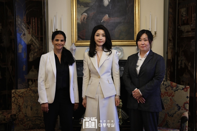 김건희 여사는 벨라 바자리아 넷플릭스 최고콘텐츠책임자(CCO)를 접견했습니다. ⓒ 대통령실 제공