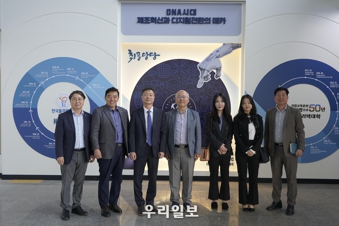 한국폴리텍대학 인천캠퍼스를 방문한 인천지방중소벤처기업청장 윤영섭 청장이 학교 관계자들과 기념촬영을 하고 있다.(사진 왼쪽부터)이해춘 교무기획처장, 박귀열 산학협력단장, 윤영섭 인천지방중소벤처기업청장, 이상호 학장, 이정은 인천지방중소벤처기업청 주무관, 정세아 인천지방중소벤처기업청 주무관, 박병량 창업보육센터장.(사진=한국폴리텍대학 인천캠퍼스)