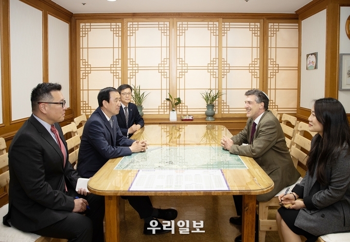아키바 토르 주한이스라엘대사(오른쪽)와 조길형 충주시장(왼쪽)이 환담을 하고 있다.(사진=충주시청)