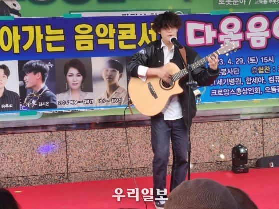 지난 4월 29일 오후 3시 찾아가는 음악콘서트 프로그램 광명크로앙스 특설무대에서 가수 김시온이 자작곡한 "카페로 가"를 열창하고 있다.