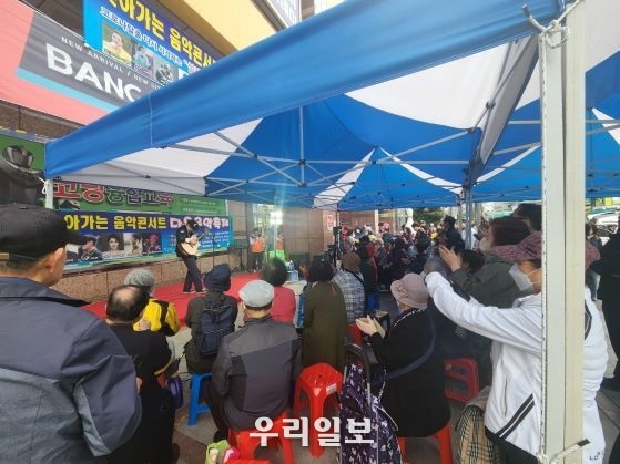지난 4월 29일 오후 3시 찾아가는 음악콘서트 프로그램 광명크로앙스 특설무대에서 가수 김시온이 "카페로 가" 열창에 관객들이 박수를 보내고 있다.