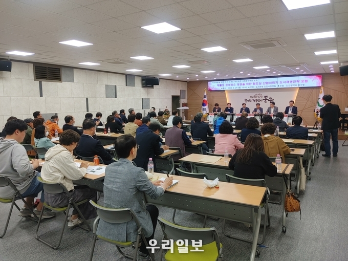 인천 동구 본관 소나무홀에서 열린 제물포 르네상스 성공을 위한 원도심 산업 쇠퇴지 도시재생 전략 포럼 토론 모습.(사진=도시재생포럼)