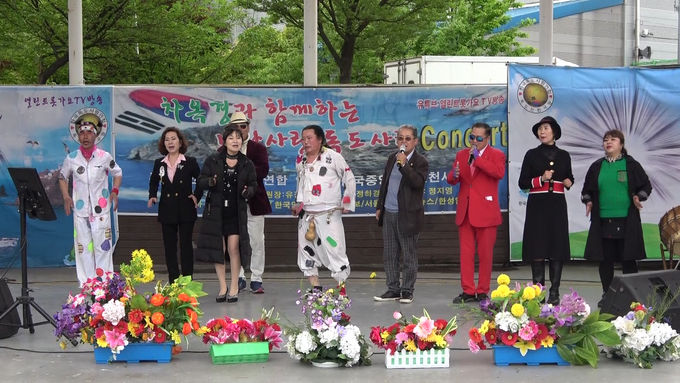 한국독도사랑연합회.콘서트에 참가한 관계자와 김만길 회장이 인사말을 하고 있다. ⓒ 한국독도사랑연합회 제공