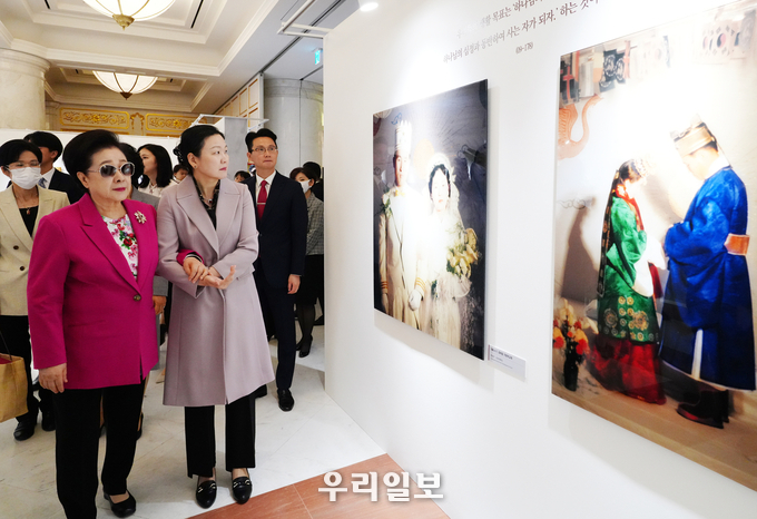 한학자 총재 성탄 80주년 생애업적전시 개관식 라운딩 모습.(사진=한학자 천지인참부모 성탄 80주년 기념행사 조직위원회)