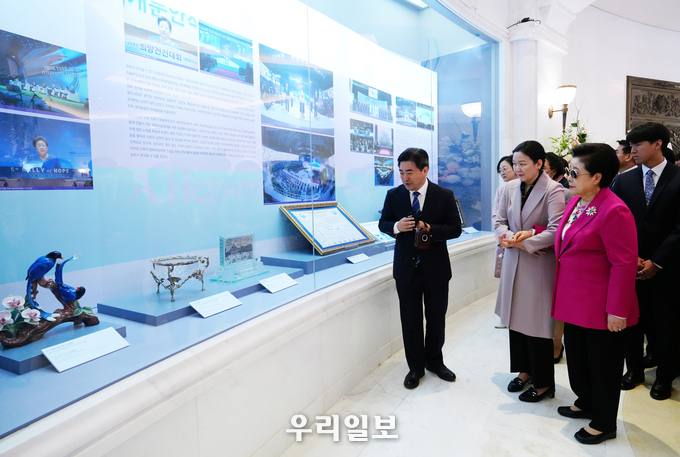 한학자 총재 성탄 80주년 생애업적전시 개관식 라운딩 모습.(사진=한학자 천지인참부모 성탄 80주년 기념행사 조직위원회)