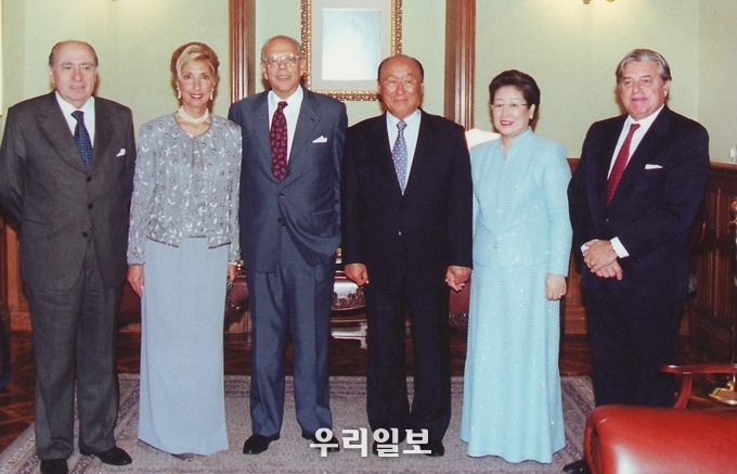 2001년 문선명·한학자 총재(오른쪽 세번째, 네번째)와 타바레 바스케스 전 우루과이 대통령, 루이스 라칼레 전 우루과이 대통령, 호르헤 바트예 전 우루과이 대통령의 평화회담 후 기념촬영 모습.(사진=한학자 천지인참부모 성탄 80주년 기념행사 조직위원회)