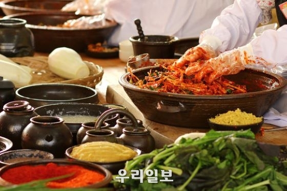 벨기에 한국문화원, EU 관계자·언론인 초청 김치 담그기 체험 행사를 한다.
