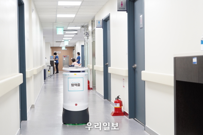 나사렛국제병원 인공지능 방역로봇.(사진=나사렛국제병원)