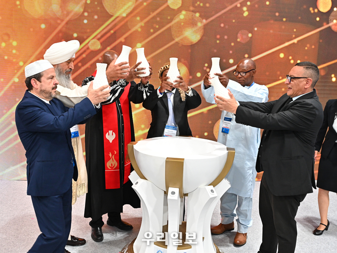평화합수의식하는 종교지도자들.(사진=PEACE SUMMIT 2023 조직위원회)