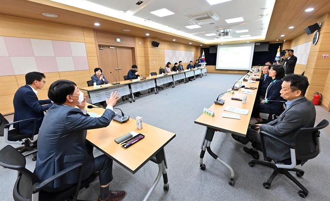 차준택 부평구청장이, 군부대 주변지역 주민지원사업 선정을 위한 공론화 및 사업타당성 용역 착수보고회에서 설명을 하고 있다. ⓒ 부평구 제공