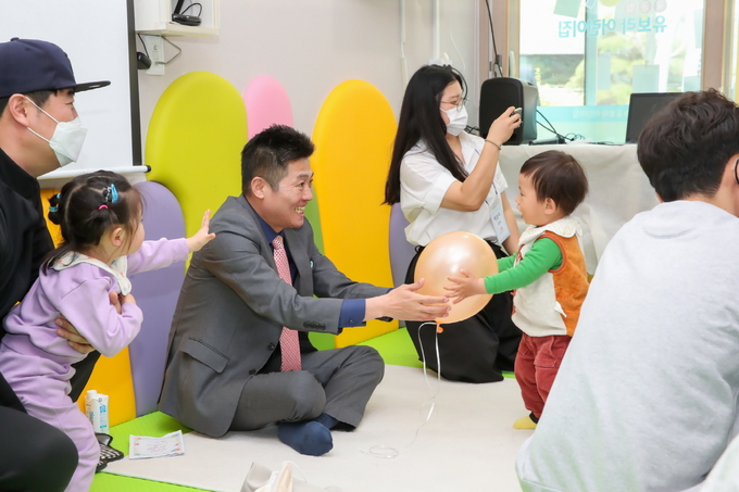 김정헌 중구청장이 어린이날 유보라어린이집 학부모 간담회를 갖고 어린이와 놀아주고며 촬영을 하고 있다. ⓒ 중구청 제공