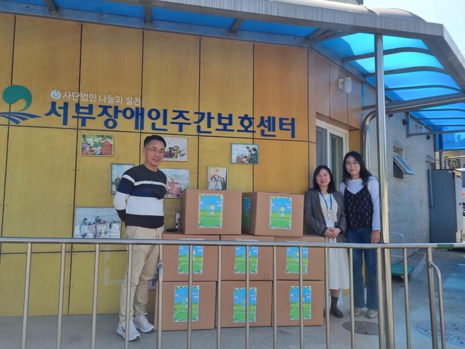 좌측부터 서부장애인주간보호센터 김혜성 센터장, 한국알박 원경애 팀장, 평택행복나눔본부 김현애 대리 ⓒ 평택시 제공