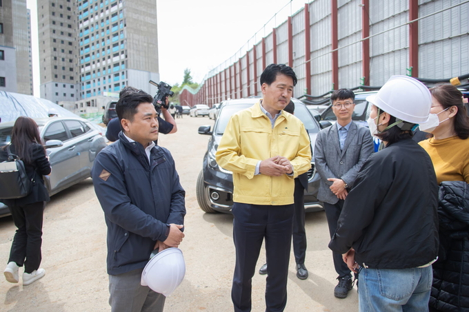 강범석 청장이“구 차원 신속하고 안전한 사고수습·공사재개 지원에 대해 주민들과 이야기를 하고 있다. ⓒ 서구청 제공