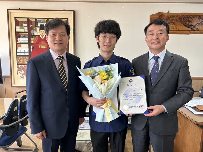 유병호 인천병무지청장이, 성실복무요원 류현 사회복무요원에게 표창장을 수여하고 있다. ⓒ 인천병무청 제공