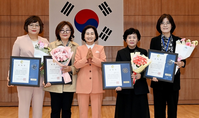 이행숙 문화복지정무부시장이 3일 인천교육청에서 열린 '2023년 상반기 소비자식품위생감시원 직무교육'에서 모범 감시원 표창을 수여하고 있다. ⓒ 인천시 제공