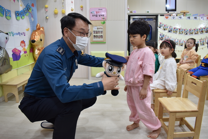 인천 삼산경찰서 김봉운 서장은 경찰서 내 어린이집을 찾아 어린이날을 앞두고 있는 아이들과하고 있다. ⓒ 인천삼산서 제공