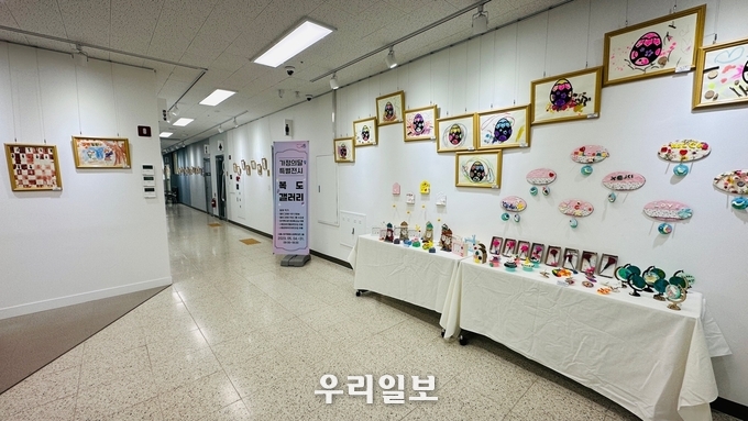 시흥시장곡종합사회복지관에서 열리는 전시회 모습.(사진=시흥시청)