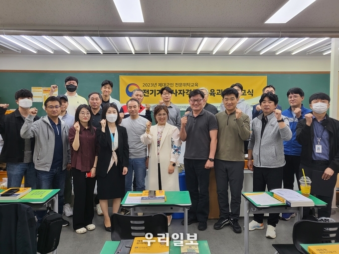 인천제대군인지원센터가 제대군인들 대상으로 전기기능사 자격과정 입교식을 진행하고 기념촬영을 하고 있다.(사진=인천보훈지청)