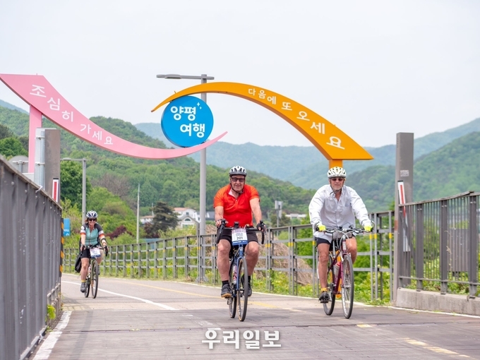 티디에이 글로벌 사이클링(TDA Global Cycling) 회원들이 양평 남한강 자전거길에서 자전거를 타고 있다.(사진=한국관광공사)