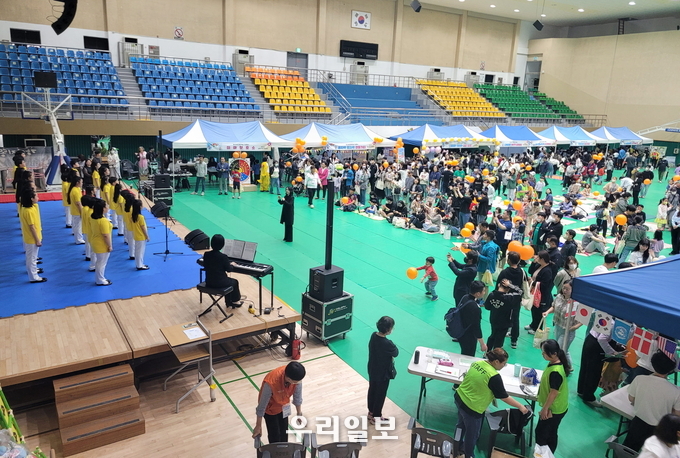 안산시가 올림픽기념관 체육관에서 어린이날을 맞아 오월 愛 안산, 얘들아 그냥 노올자~~를 진행하고 있다.(사진=안산시청)