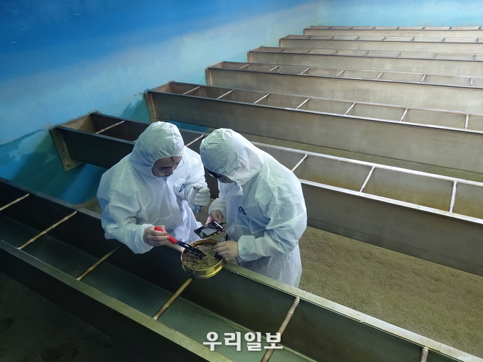 안산시가 환경부 주관으로 실시한 정수장 위생관리 실태 특별 합동점검을 하고 있다.(사진=안산시청)