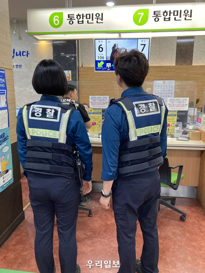 안산시가 민원인 폭언·폭행 대비 경찰서 연계 비상벨 모의 훈련을 진행하고 있다.(사진=안산시청)