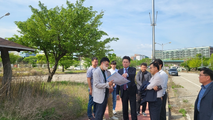 김정헌 인천 중구청장, 내항 시설 활용방안 모색 나서고 있다. ⓒ 인천중구청 제공