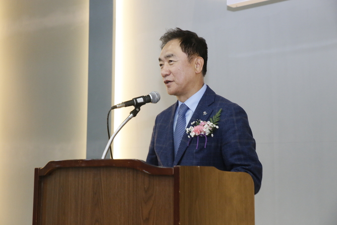 정장선 평택시장이 노년이 빛나는 따뜻한 도시 만들겠다며 인사말을 하고 있다. ⓒ 평택시청 제공