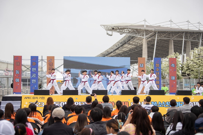 서구, ‘아동이 주인공인 행복한 축제’ 에서 태권도를 시범을 보이고 있다. ⓒ 인천서구 제공